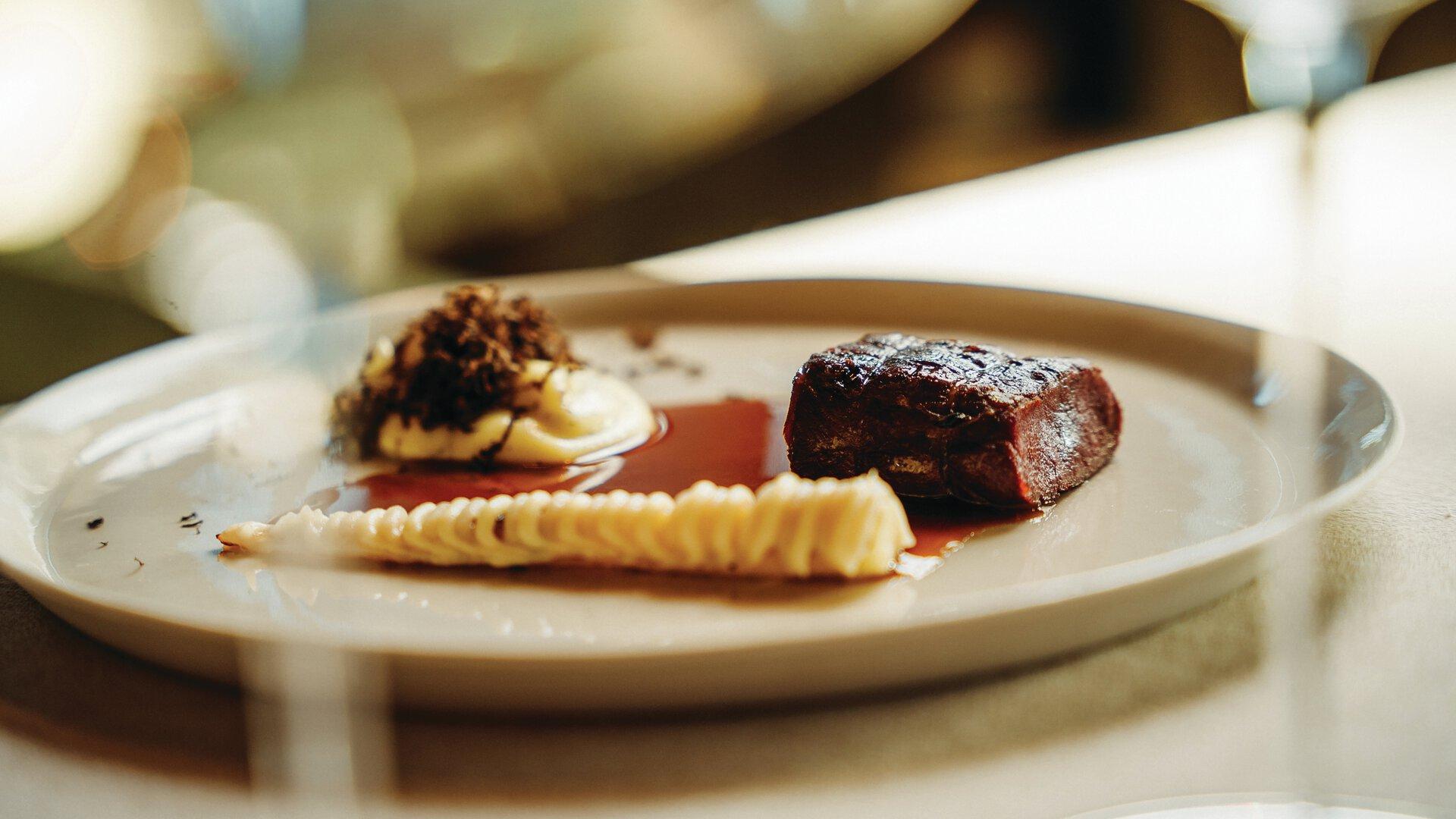 Tallerken med biff og tilbehør