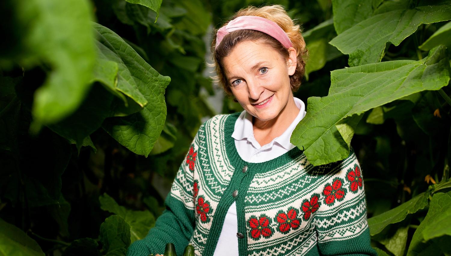 Anette med agurkkurv - Skarstad Gartneri