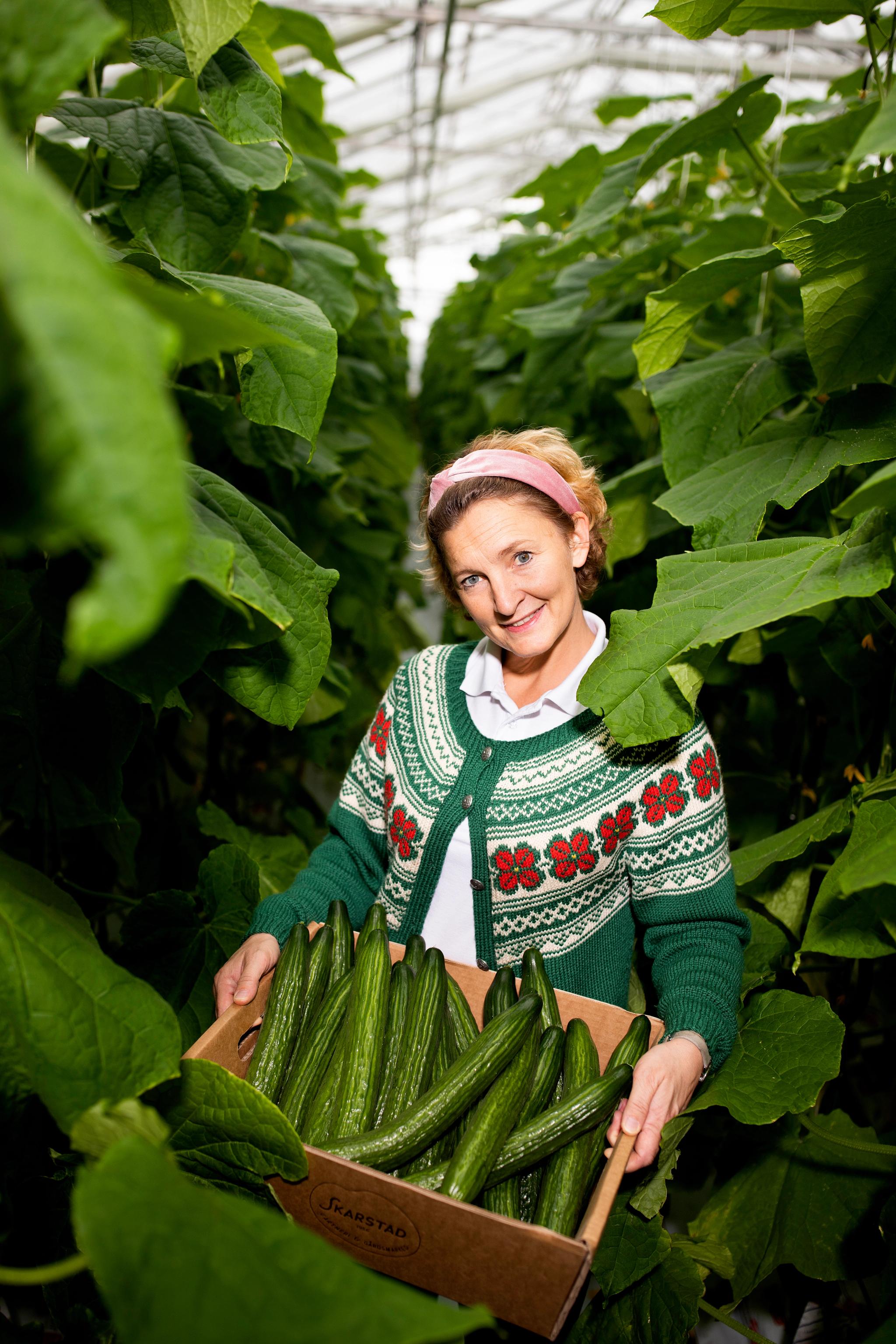 Anette med agurkkurv - Skarstad Gartneri