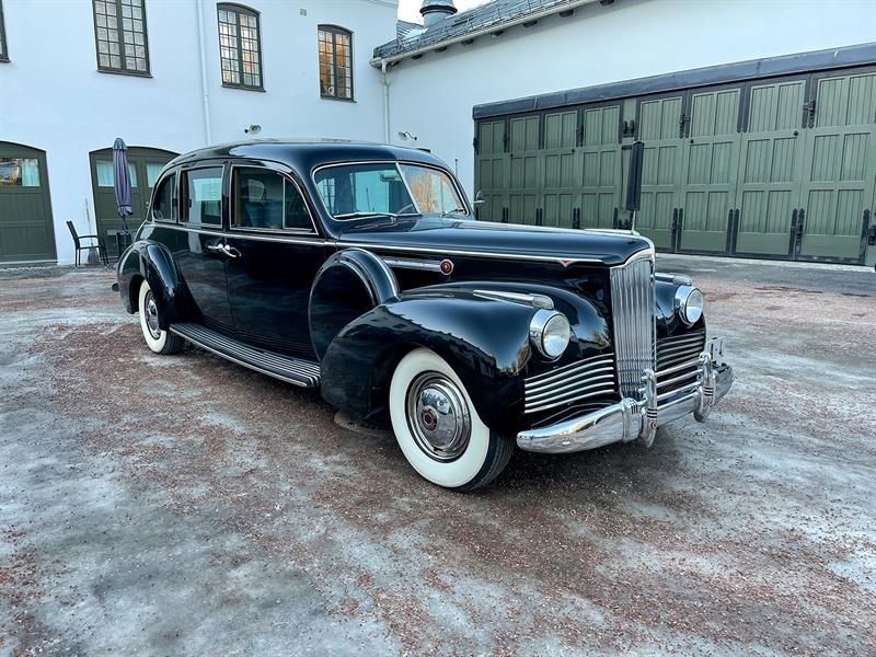 Kongelig bil fra 1942 står utenfor stallen
