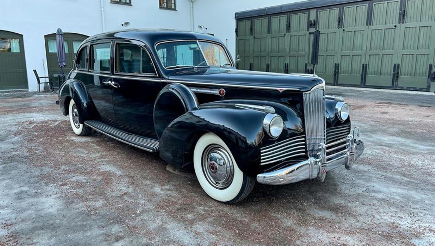 Kongelig bil fra 1942 står utenfor stallen
