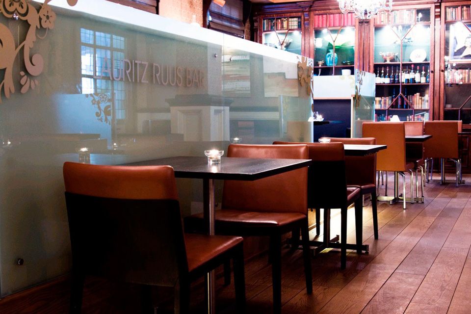 Diverse tomme bord med stoler.