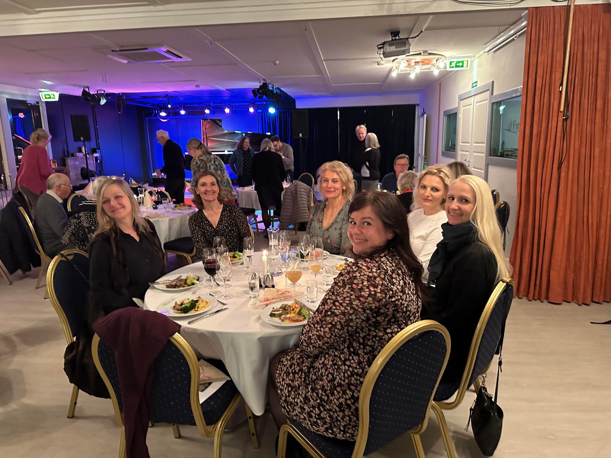 Selskap på Furu egg