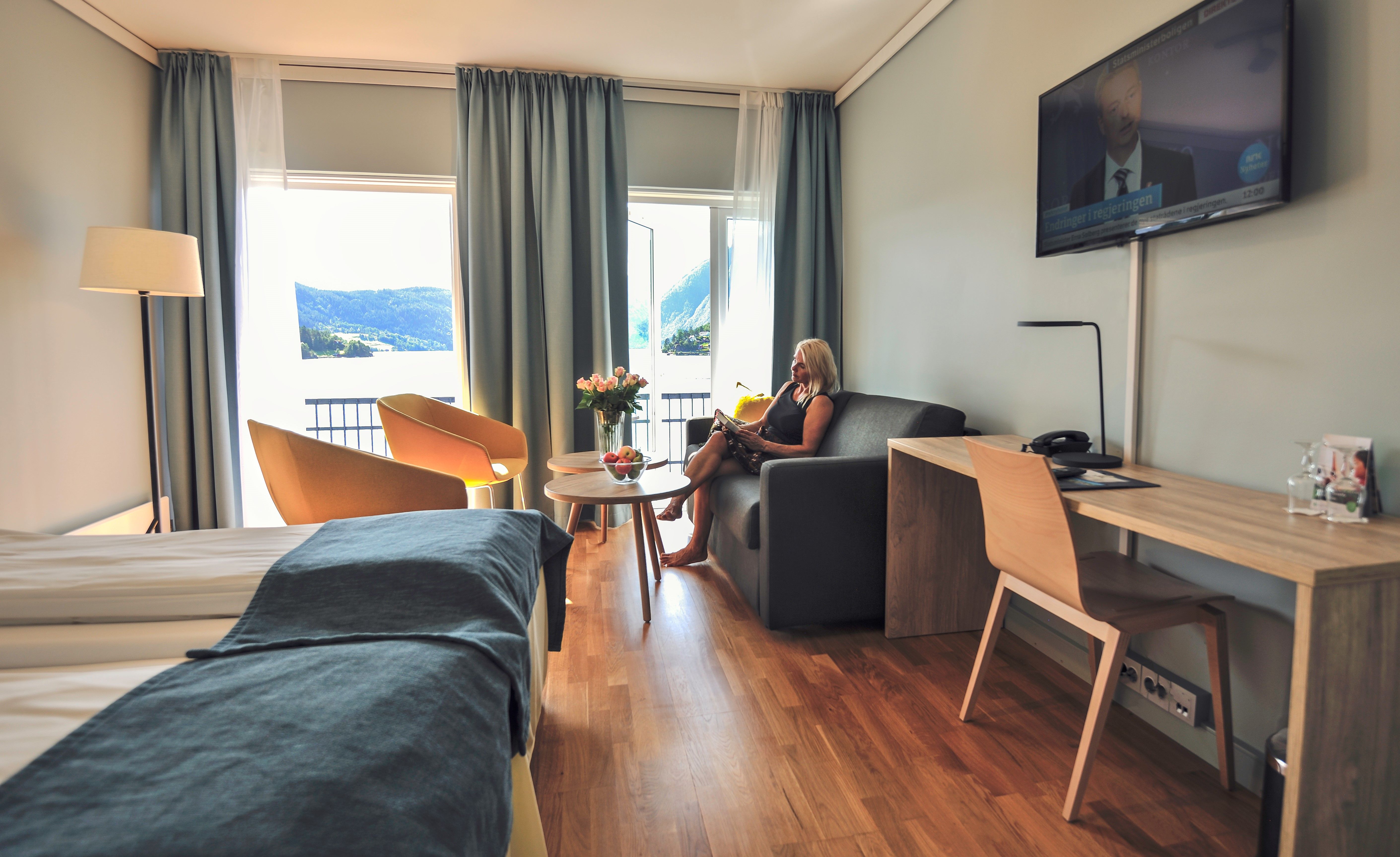 hotellrom, dobbeltseng, en person som ser i bald