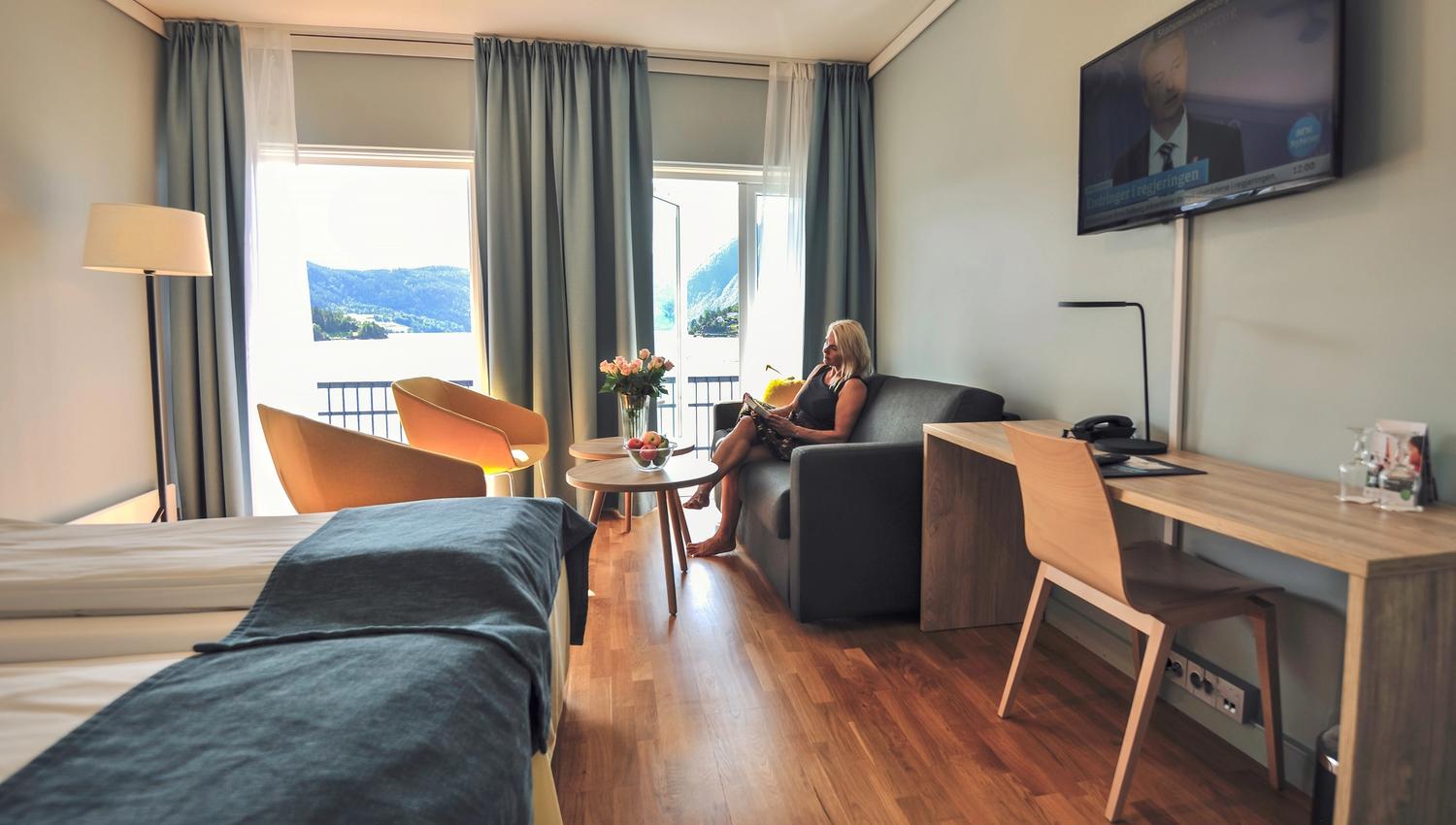 hotellrom, dobbeltseng, en person som ser i bald