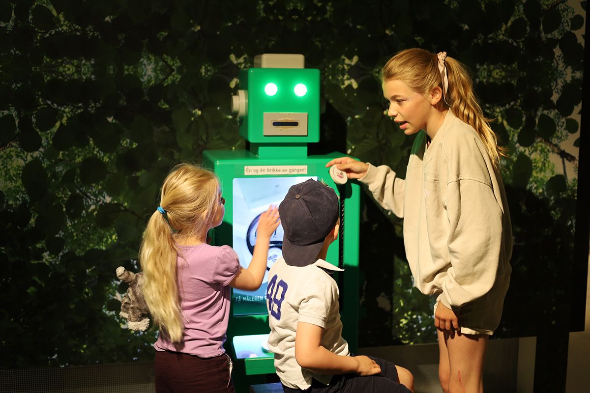 barn leker med robot på DuVerden