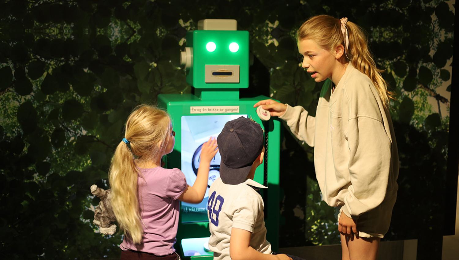 barn leker med robot på DuVerden