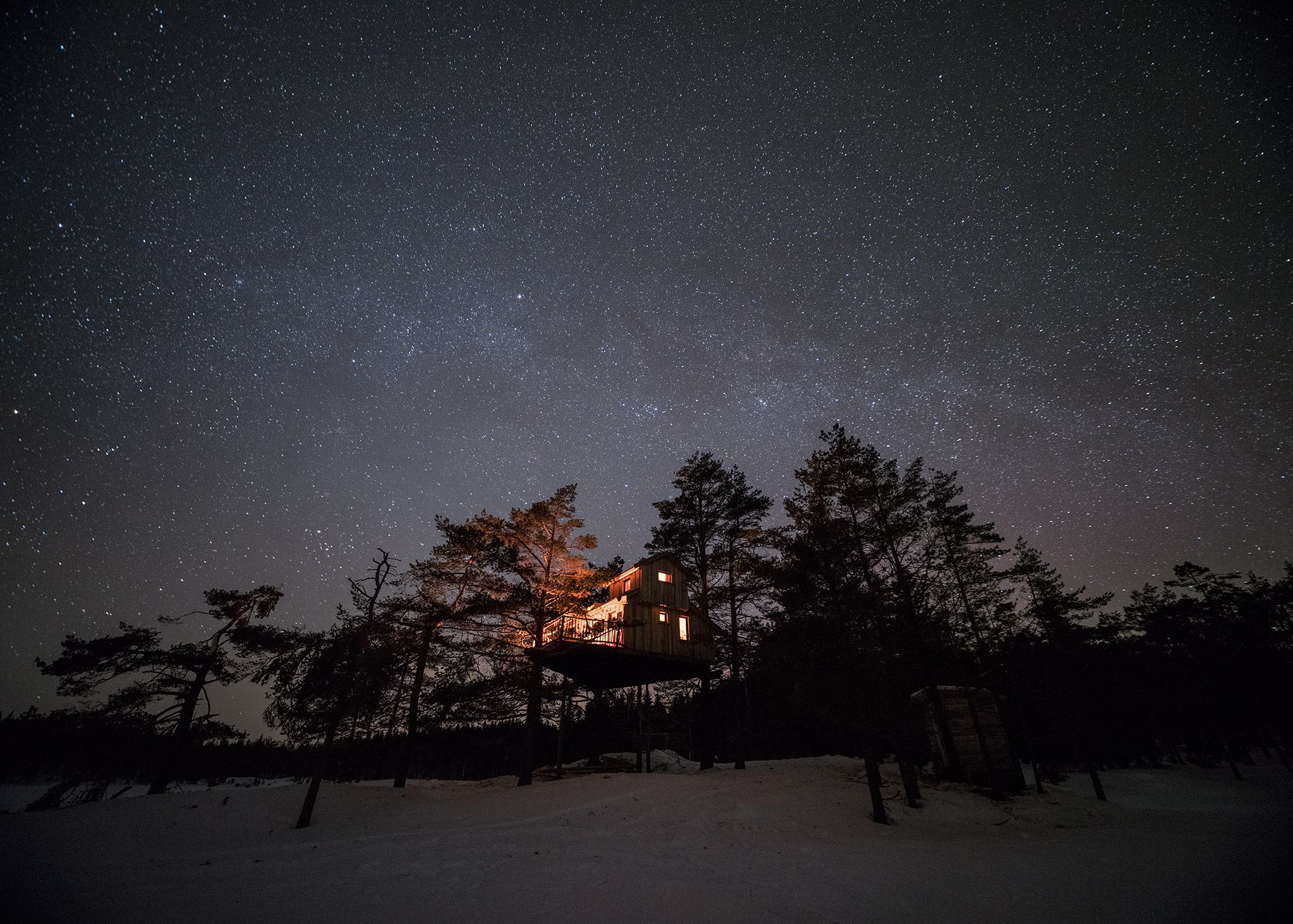 TreeTop Fiddan - Øy-Hytta by night (The Island Cabin)