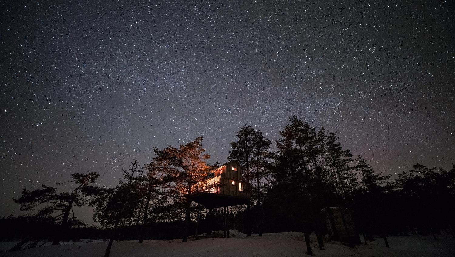 TreeTop Fiddan - Øy-Hytta by night (The Island Cabin)
