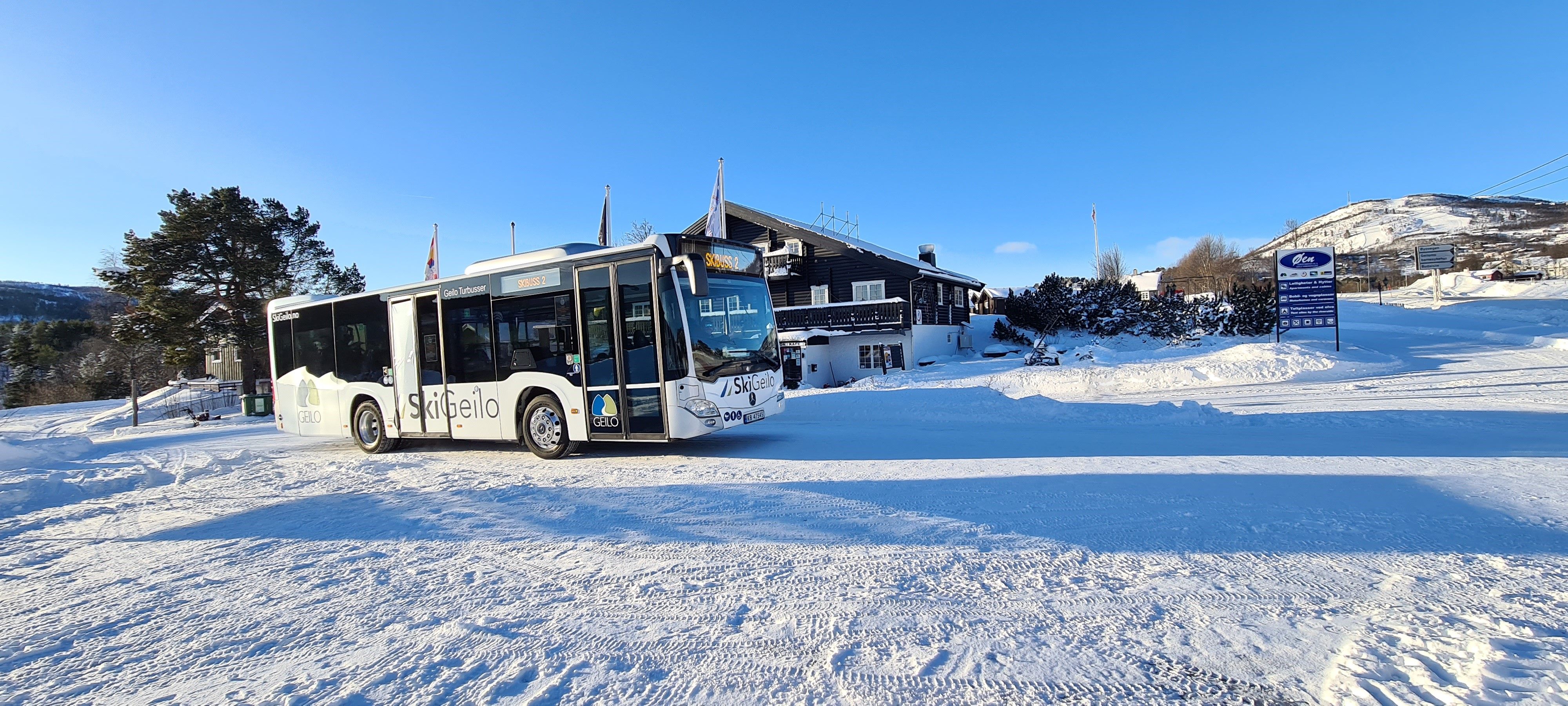 Velkommen til Øen Turistsenter vinterstid med skibussen rett foran døren