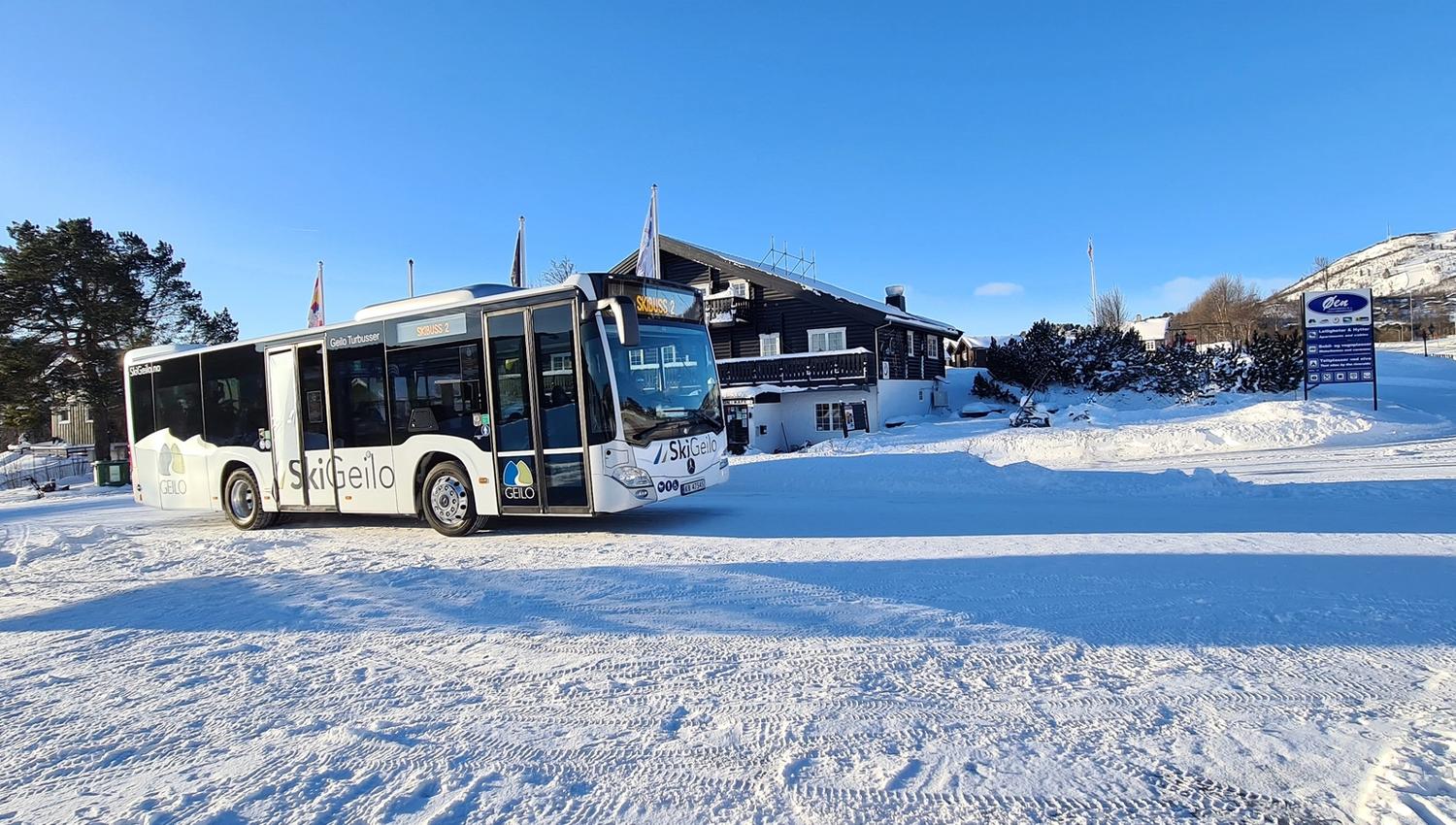 Velkommen til Øen Turistsenter vinterstid med skibussen rett foran døren