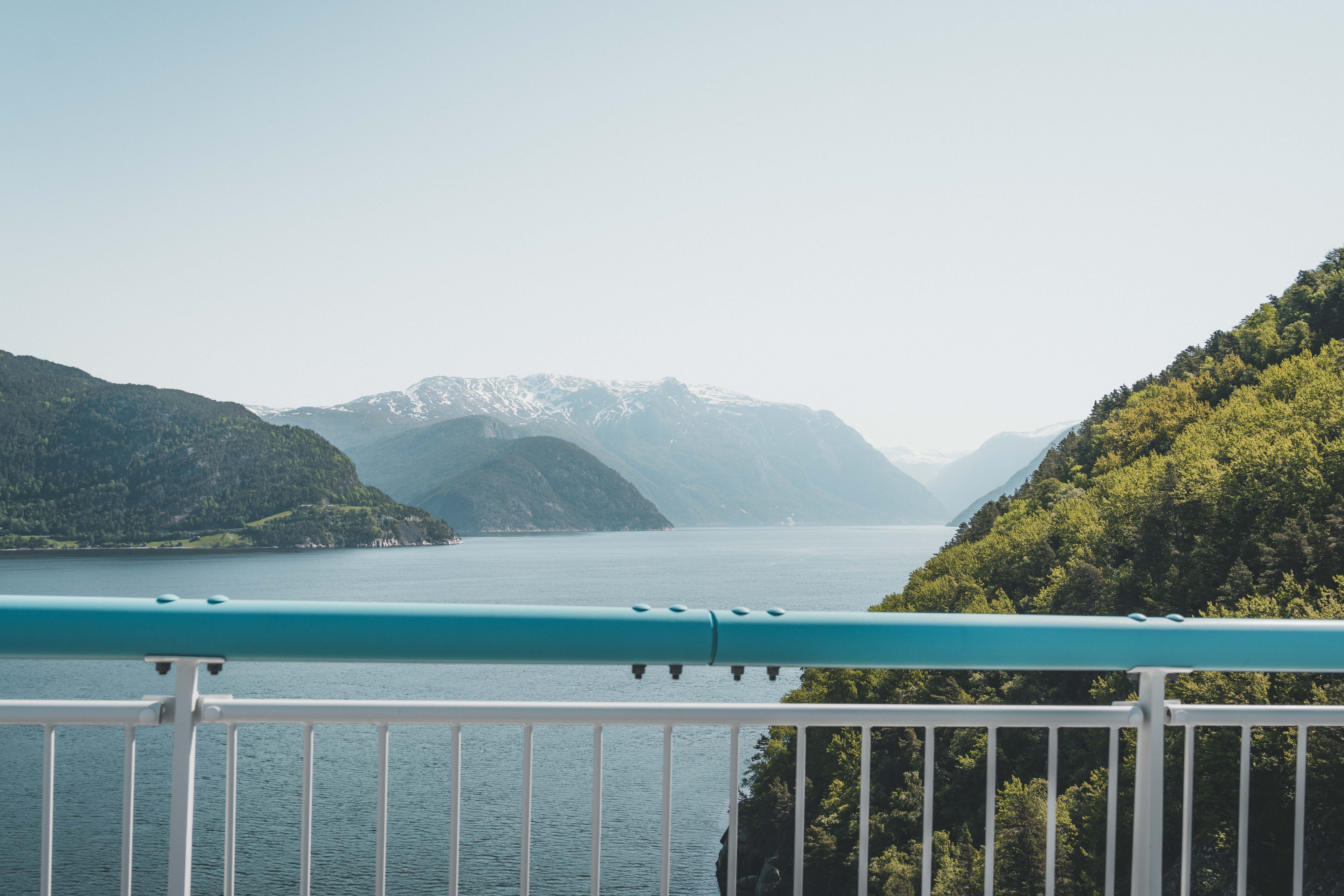 Fjord- og fjellutsikt fra gangveien på brua.