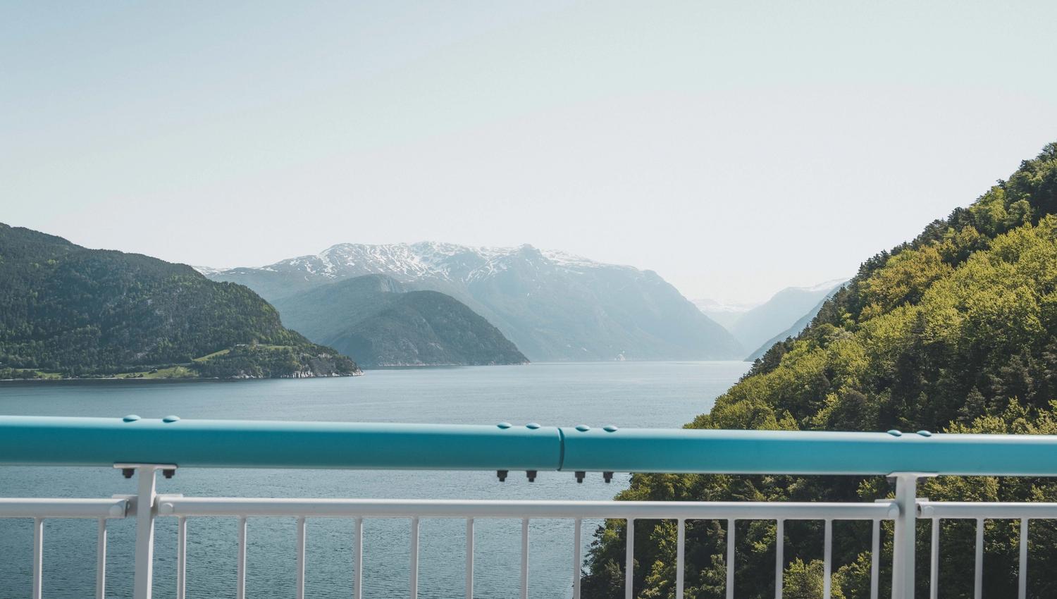 Fjord- og fjellutsikt fra gangveien på brua.