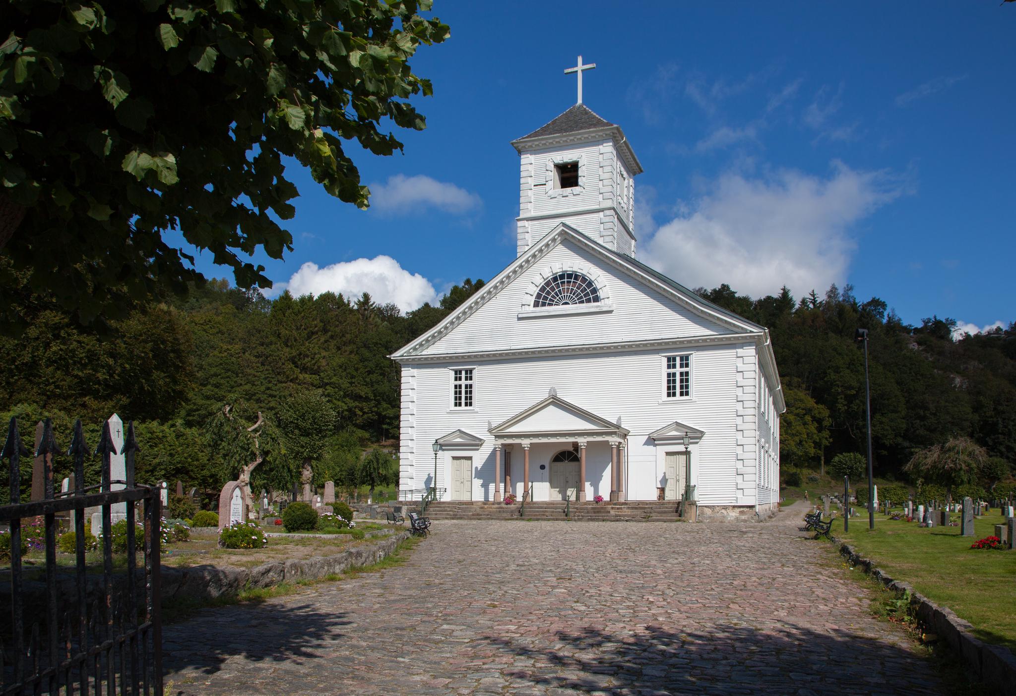 Die Frontfassade der Mandal Kirche