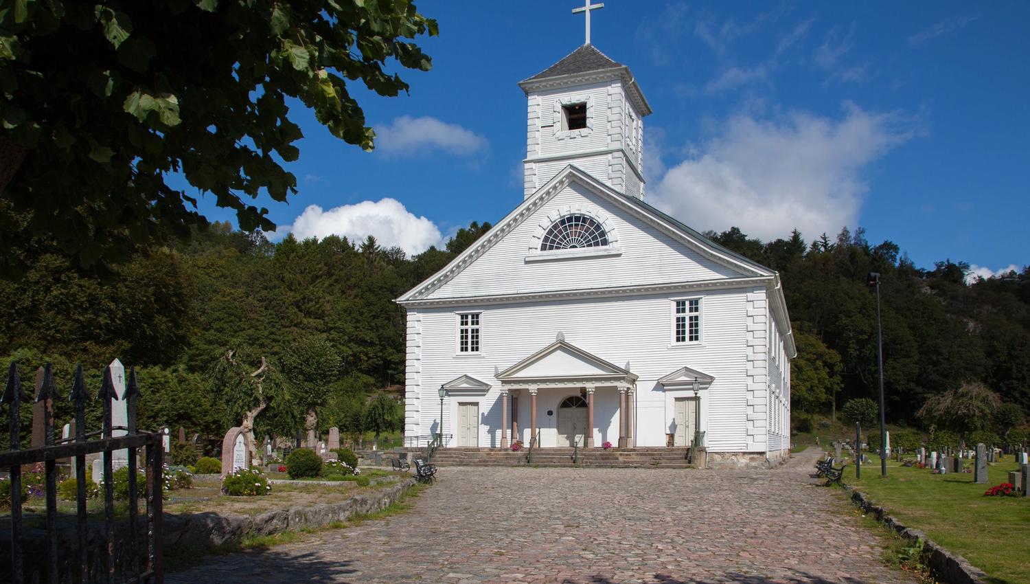 Die Frontfassade der Mandal Kirche