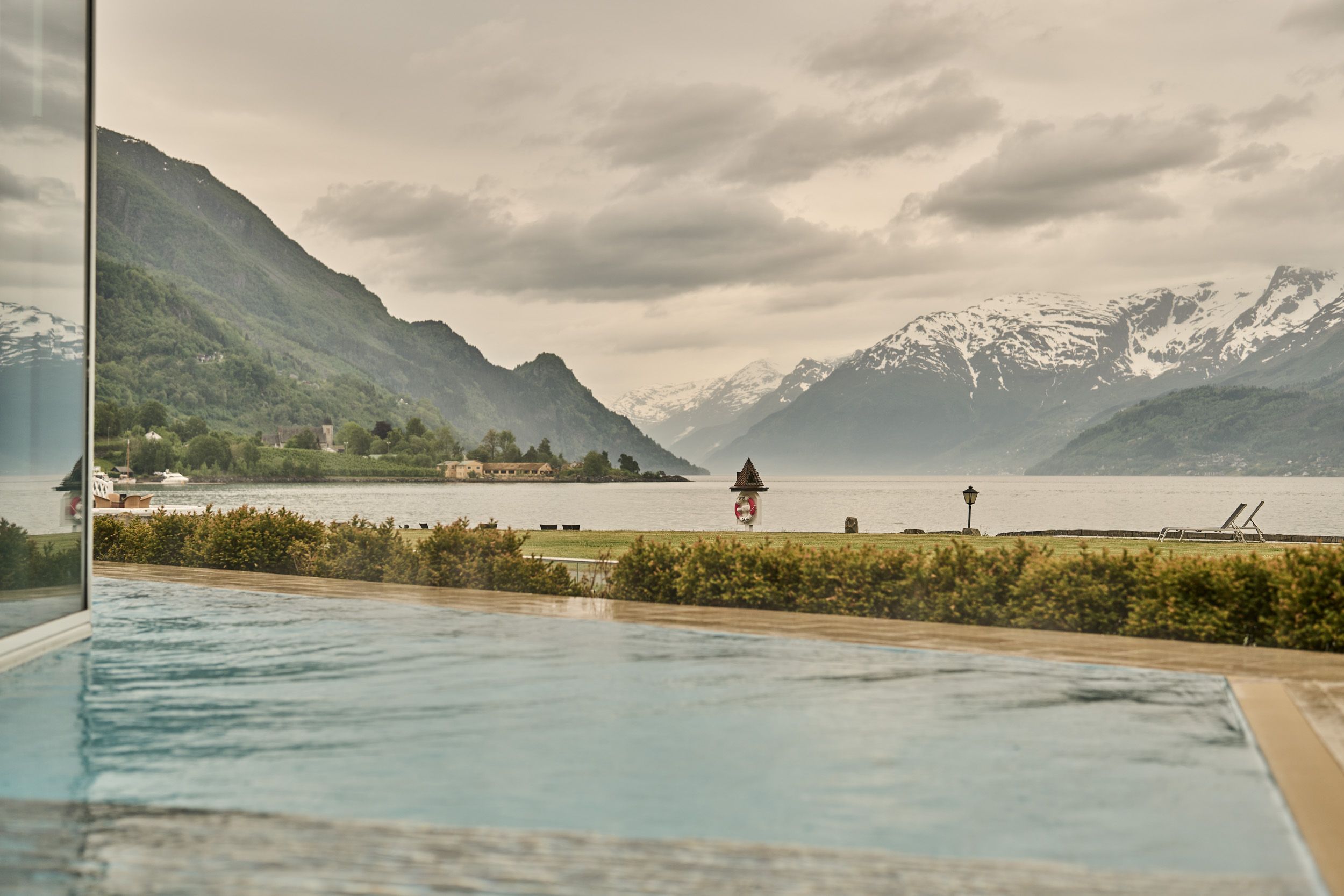 Utsikt mot Hardangerfjorden frå utandørs spaområde ved Hotel Ullensvang.