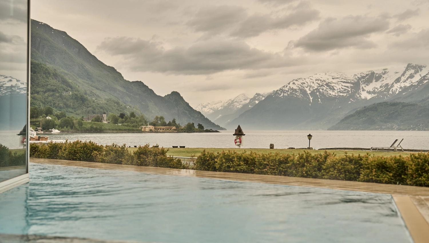 Utsikt mot Hardangerfjorden frå utandørs spaområde ved Hotel Ullensvang.