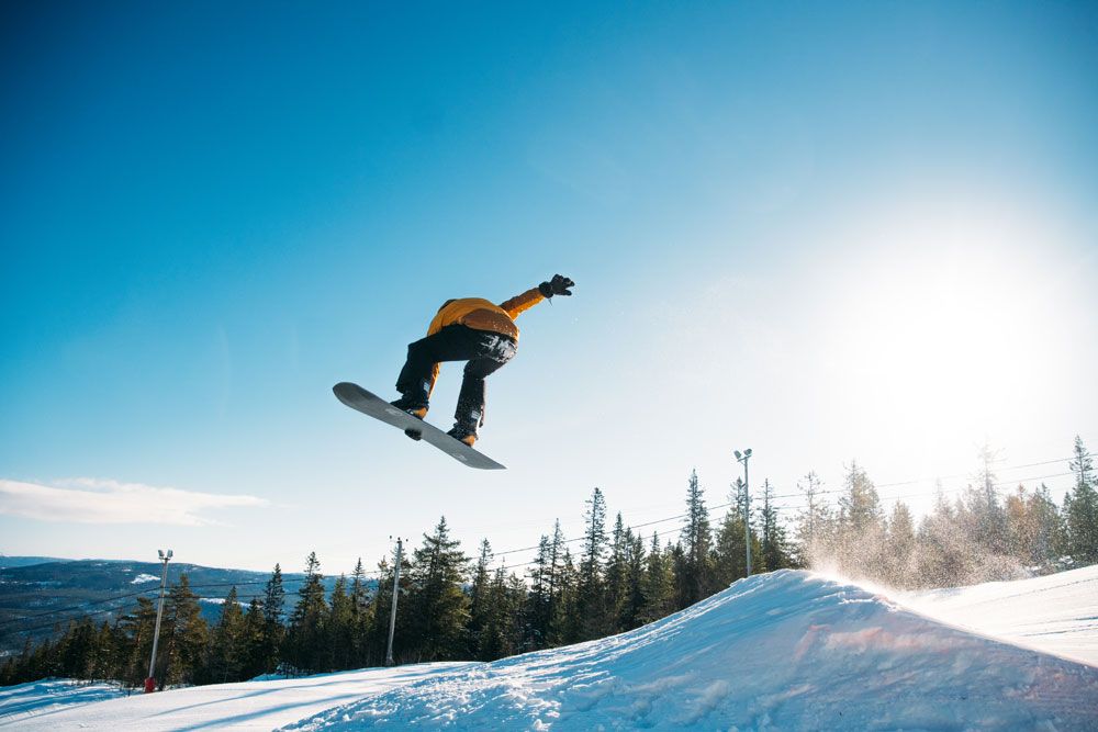gutt på snowboard på Lifjell skisenter
