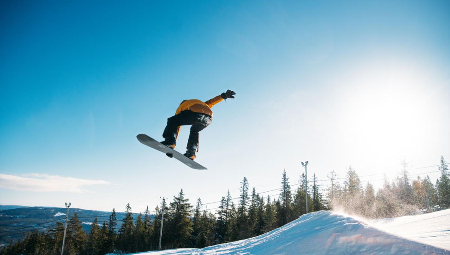 gutt på snowboard på Lifjell skisenter