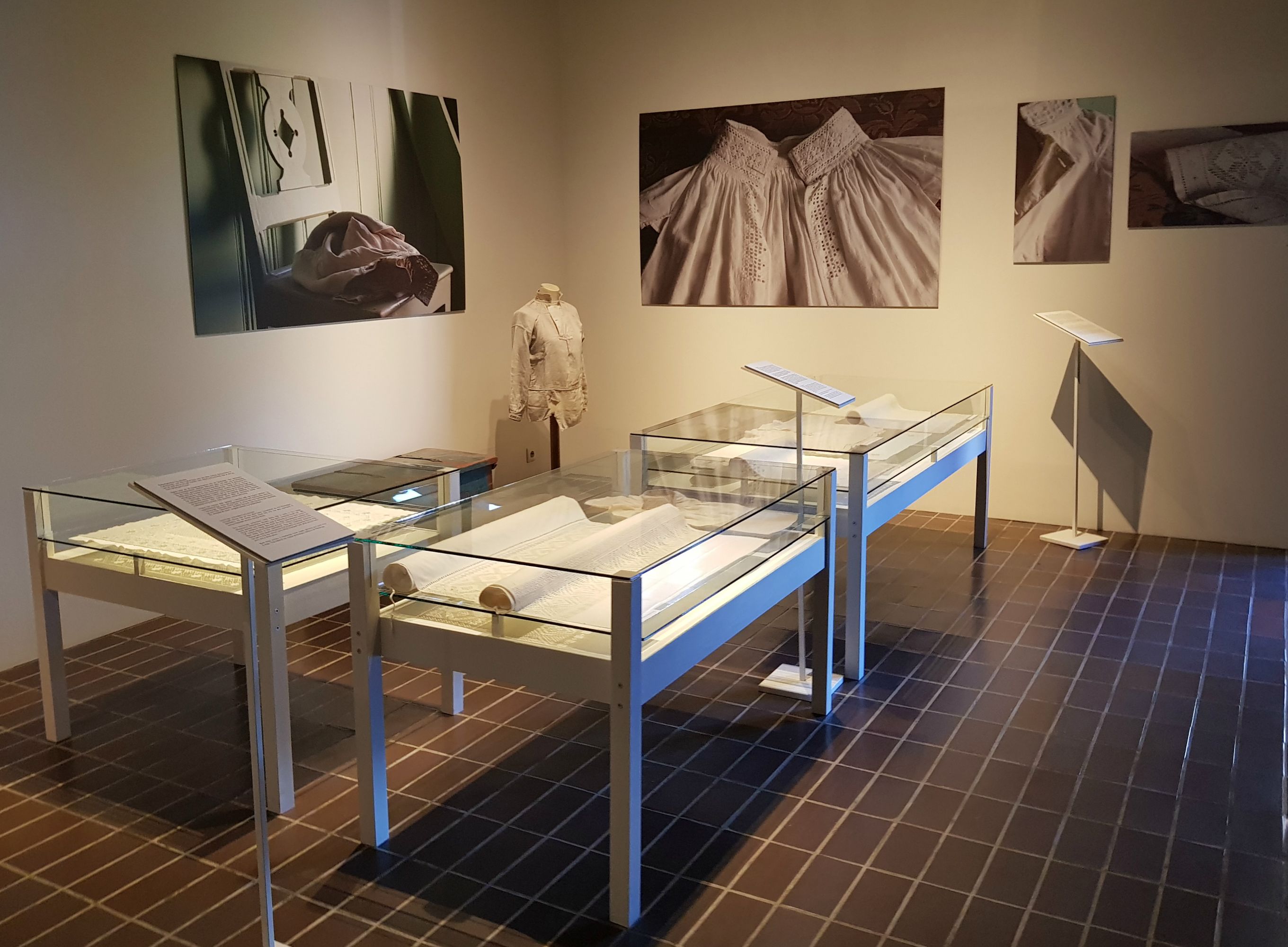 Utstillingsrom med historiske tekstilar og handarbeid frå Hardanger.