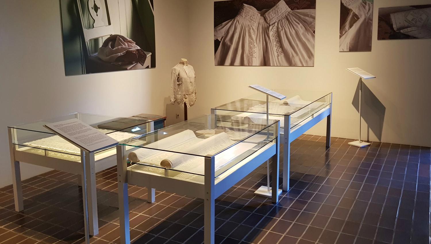 Utstillingsrom med historiske tekstilar og handarbeid frå Hardanger.