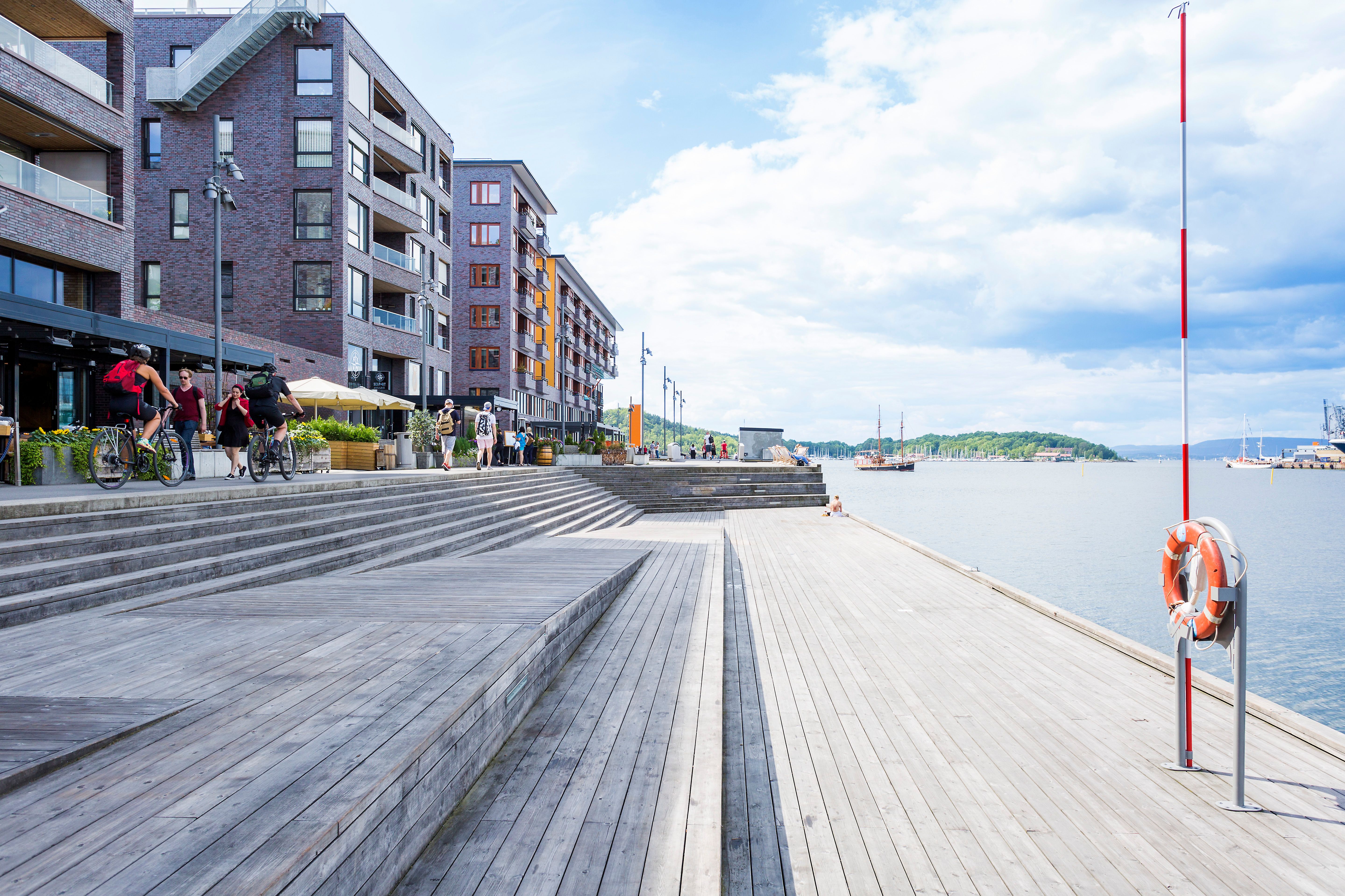 sitteplasser ved sjøen