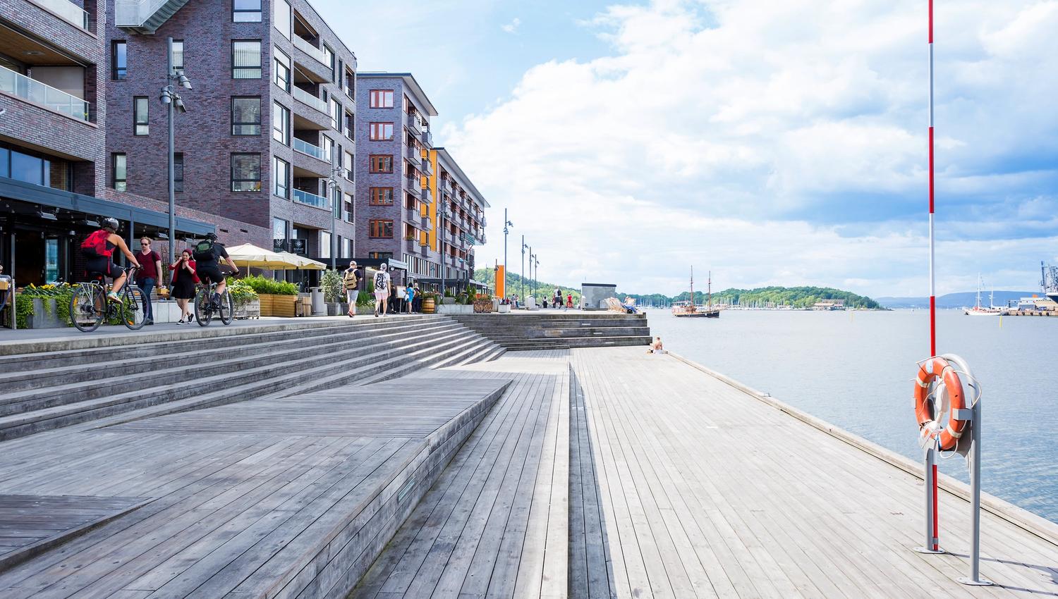 sitteplasser ved sjøen