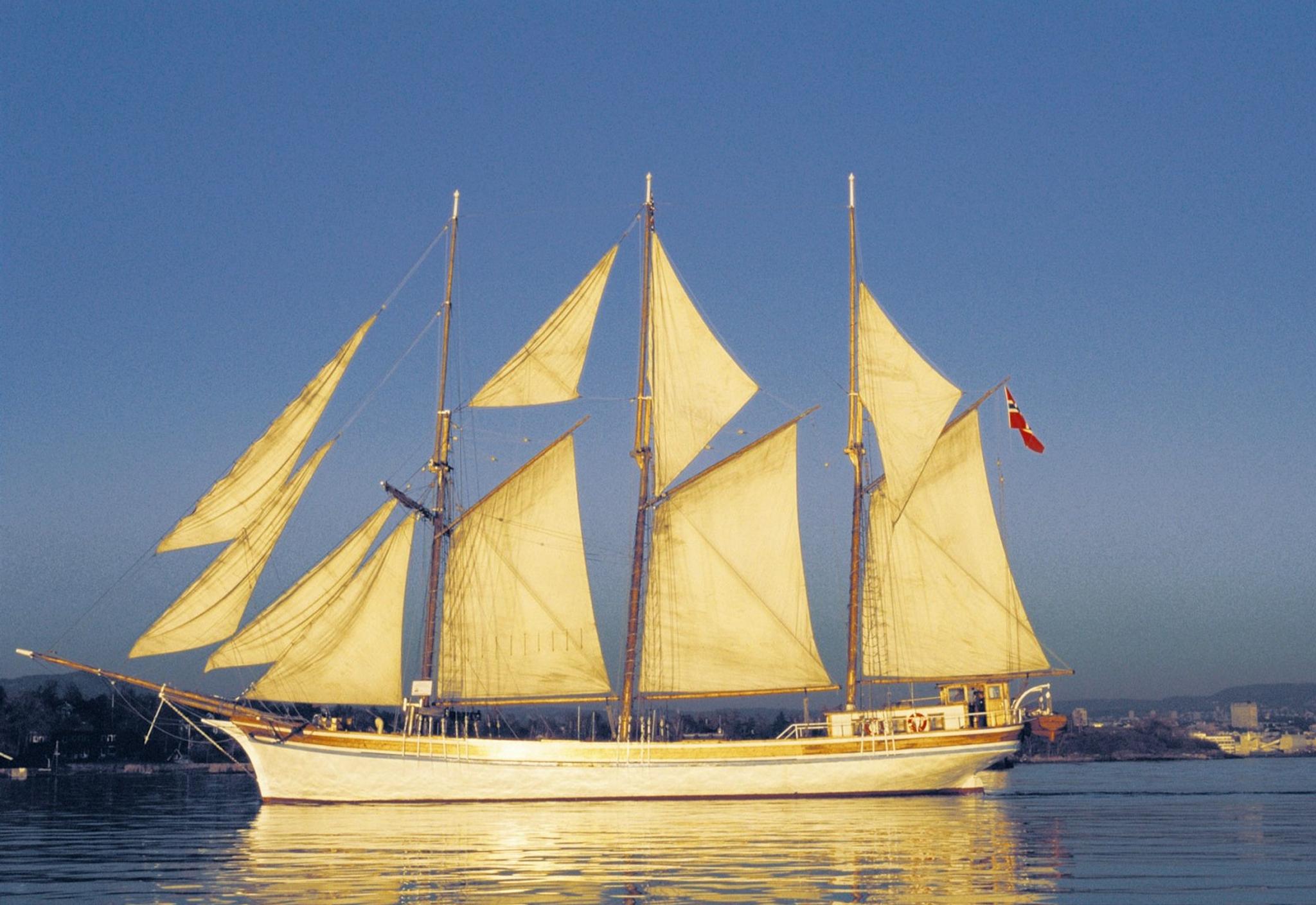 Stor gammel seilbåt