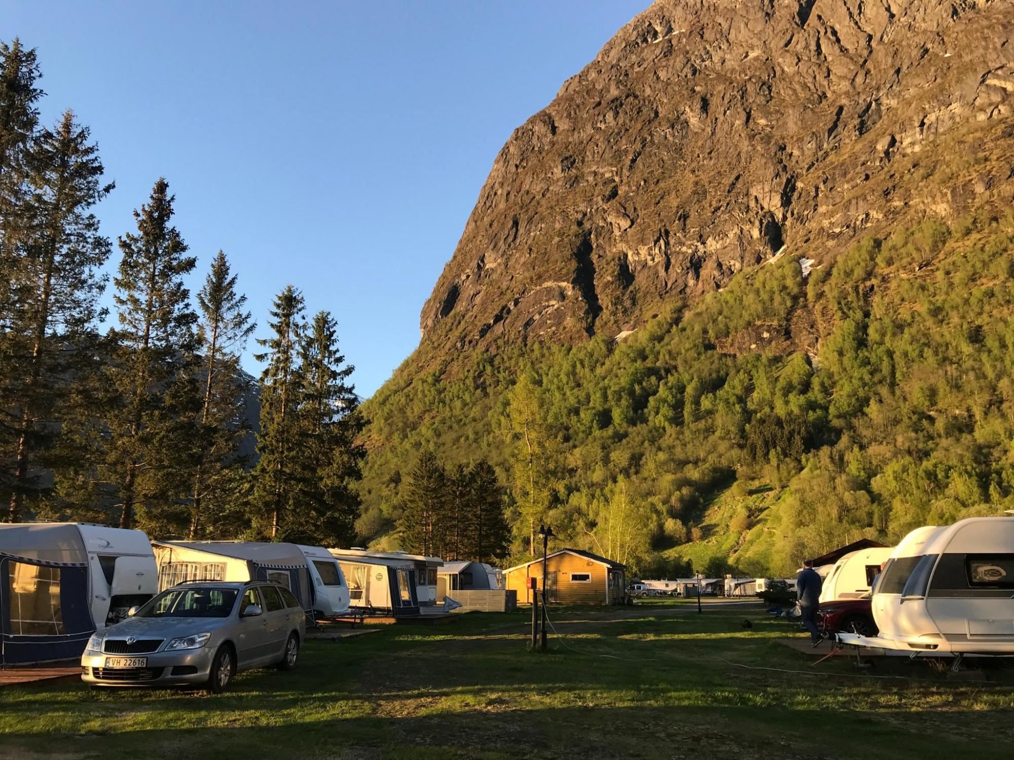Grande Camping ligg vakkert til ved Oppstrynsvatnet i Oppstryn i Nordfjord, med campingplassar for bubil, campingvogn og telt tett ved vatnet.