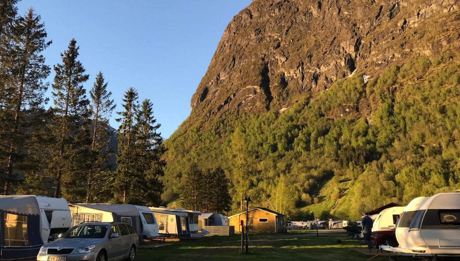 Grande Camping ligg vakkert til ved Oppstrynsvatnet i Oppstryn i Nordfjord, med campingplassar for bubil, campingvogn og telt tett ved vatnet.