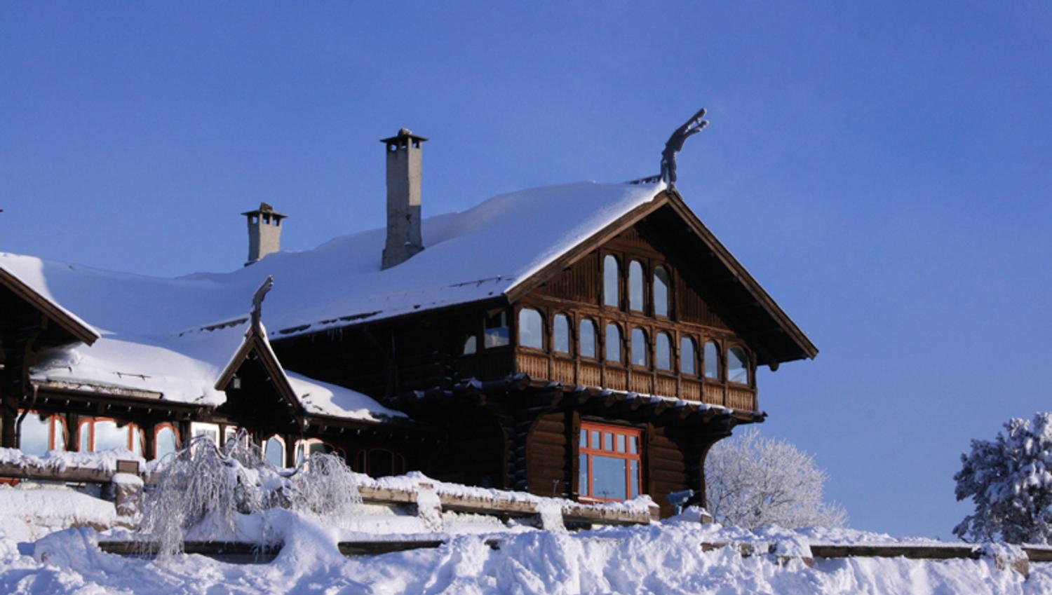 Seterstua during winter, covered in snow.