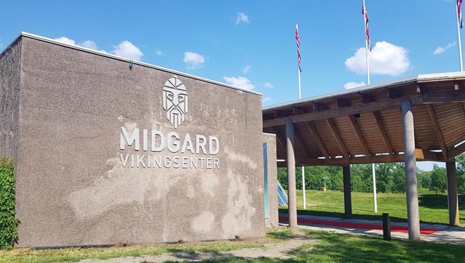 Midgard vikingsenter logo på steinblokk med inngang