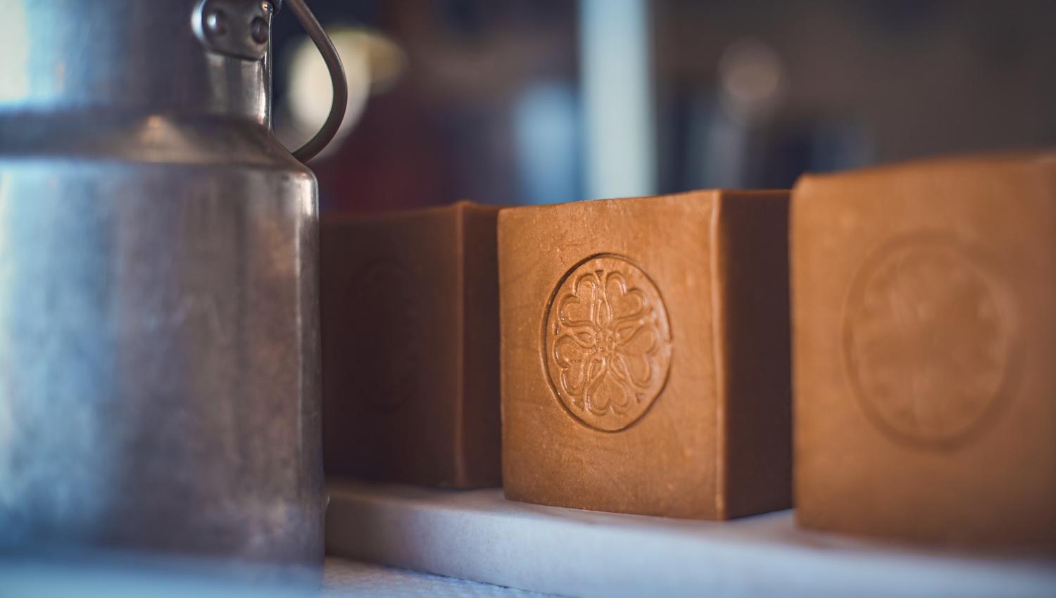 Brunost fra Strandmo Stølsysteri med egen logo.