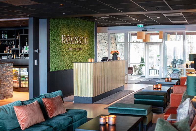 Inngang med resepsjon og sitte plasser