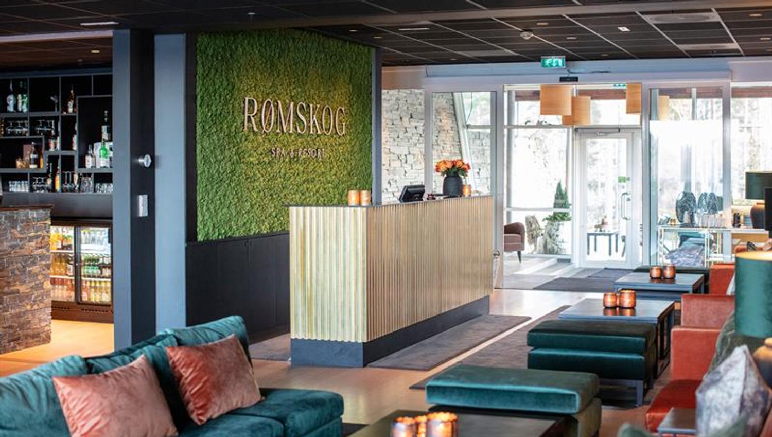 Inngang med resepsjon og sitte plasser