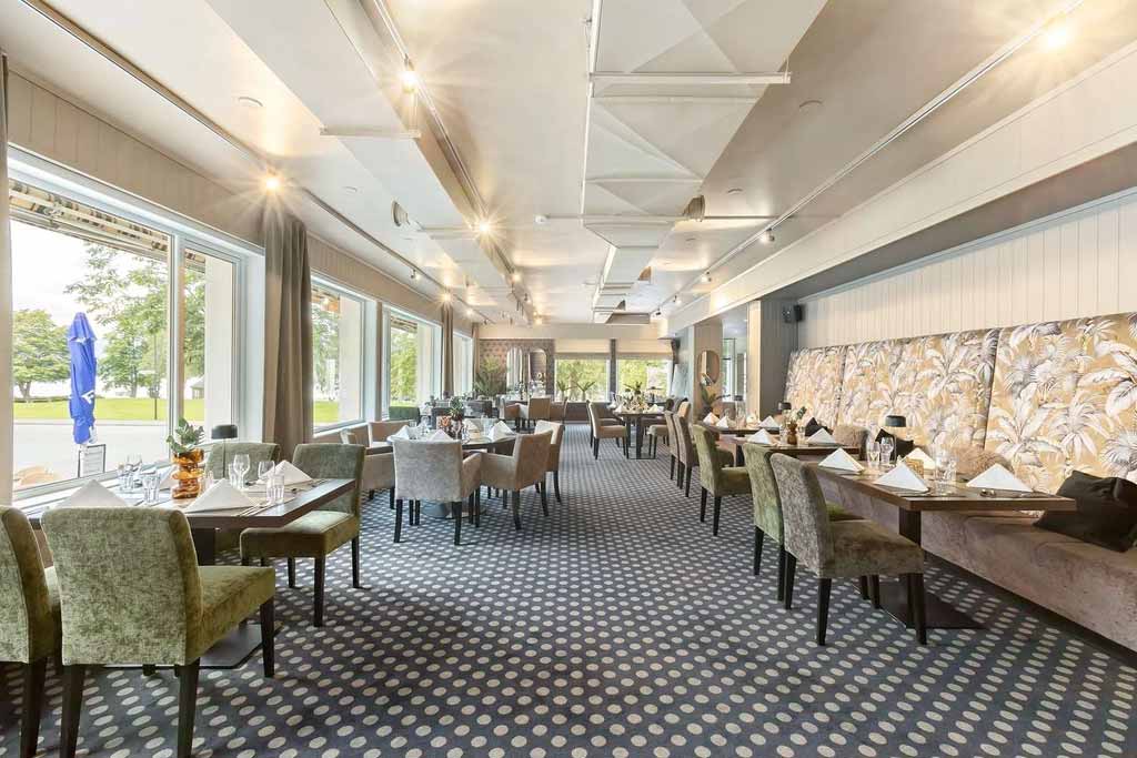Restauranten på Kinsarvik Fjordhotel, med panoramautsikt og hyggeleg atmosfære.