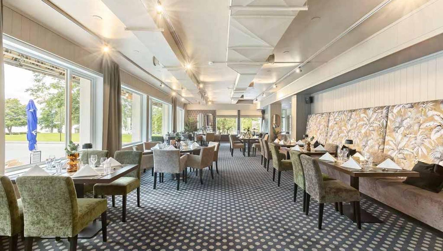 Restauranten på Kinsarvik Fjordhotel, med panoramautsikt og hyggeleg atmosfære.