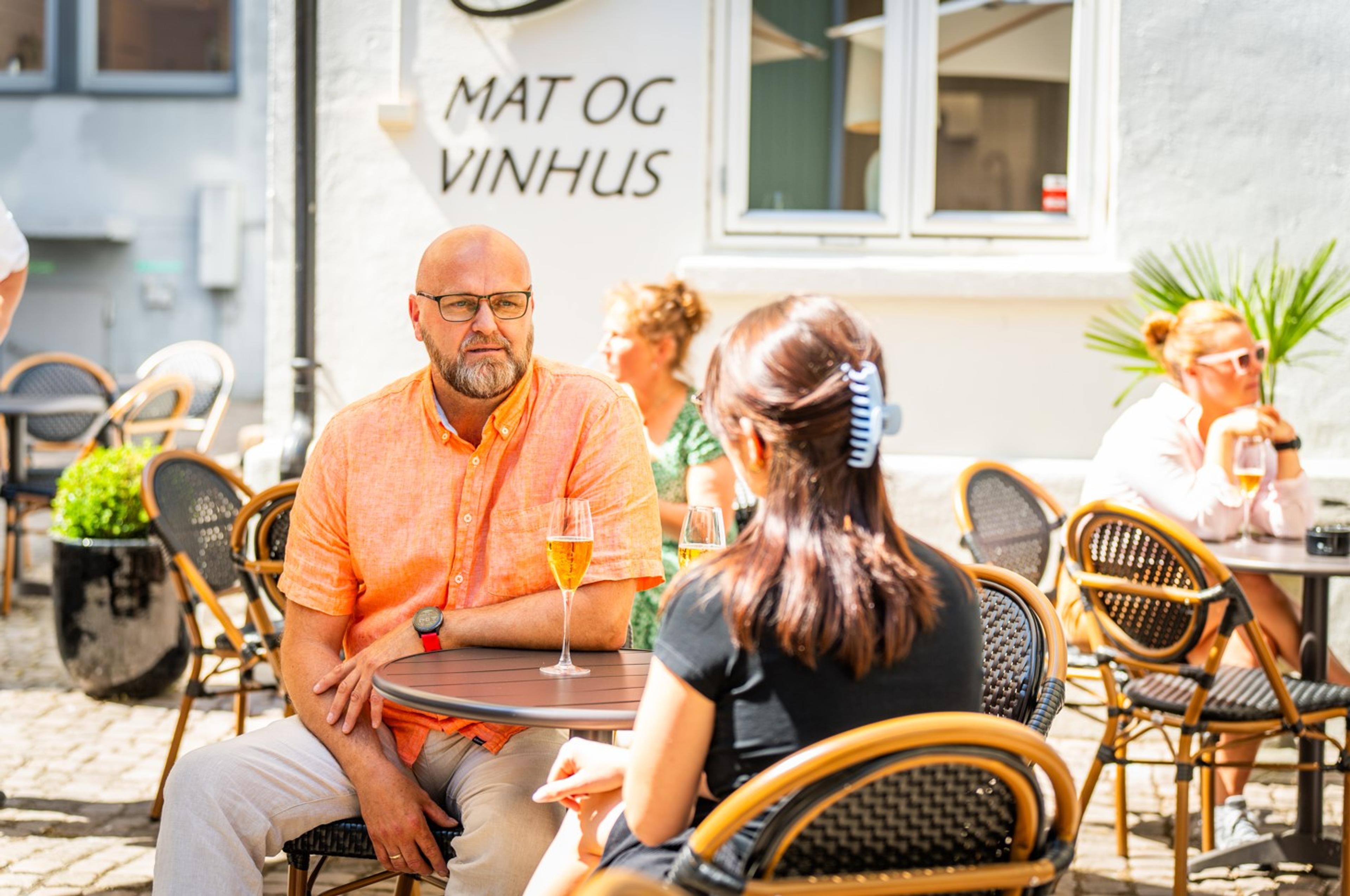 Mann og kvinne rundt et bord