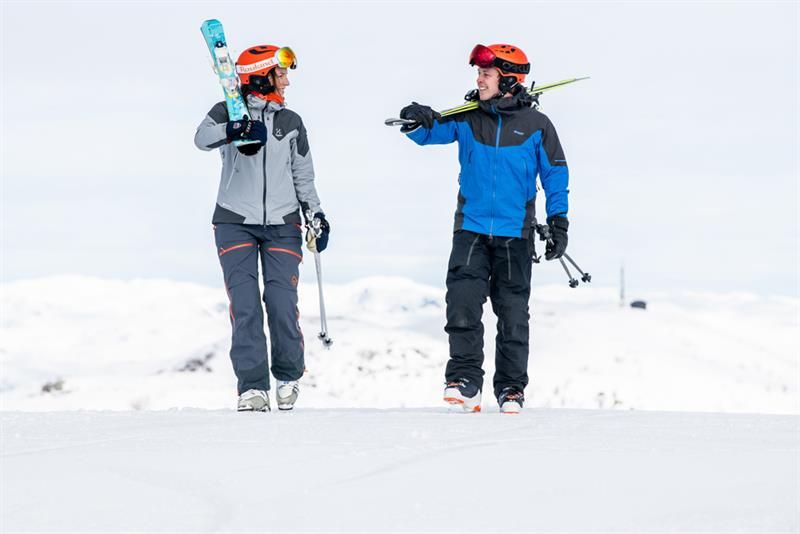 2 personer med ski på Holtardalen
