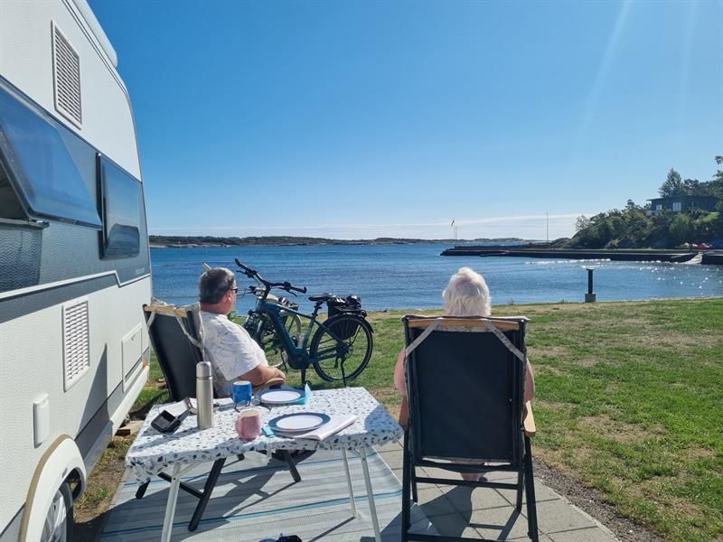 Bobilgjester nyter campinglivet ved sjøen