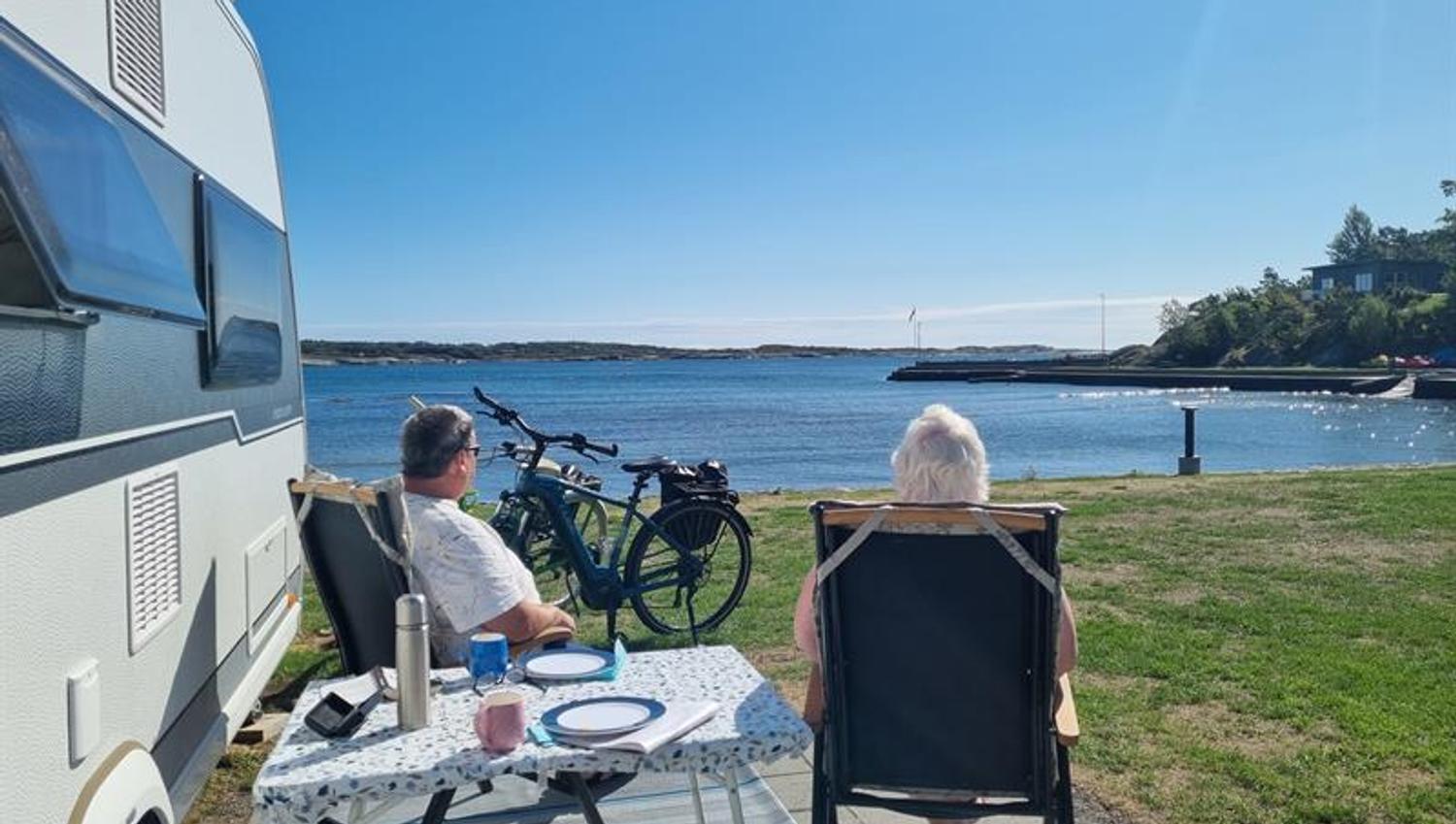 Bobilgjester nyter campinglivet ved sjøen