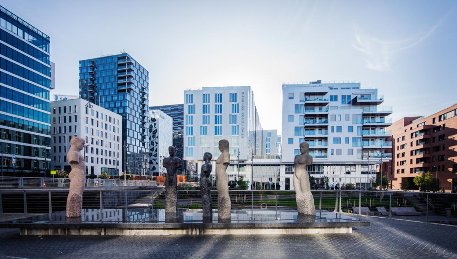 Facade with statues by Nico Widerberg