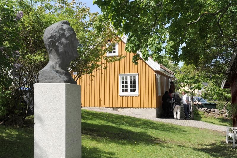 Statue av Munch utenfor huset