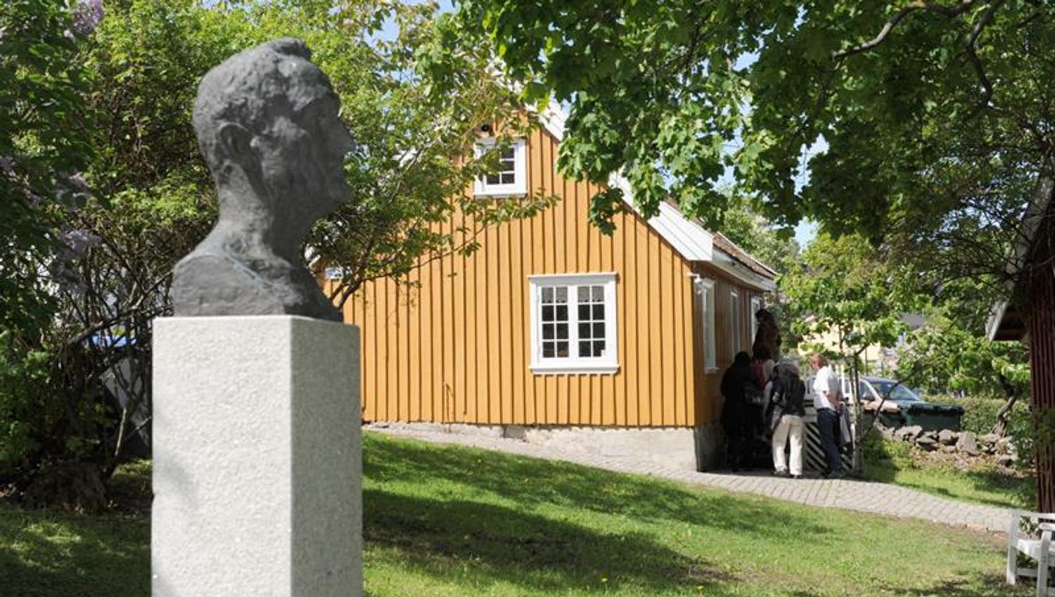 Statue av Munch utenfor huset