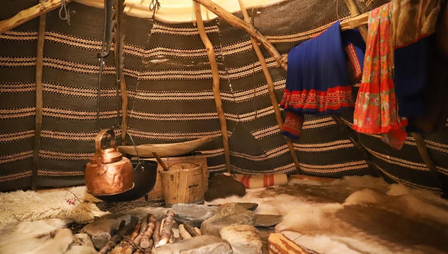 Ulike samiske gjenstander og håndverk vises frem på innsiden av gammen i basisutstillingen.