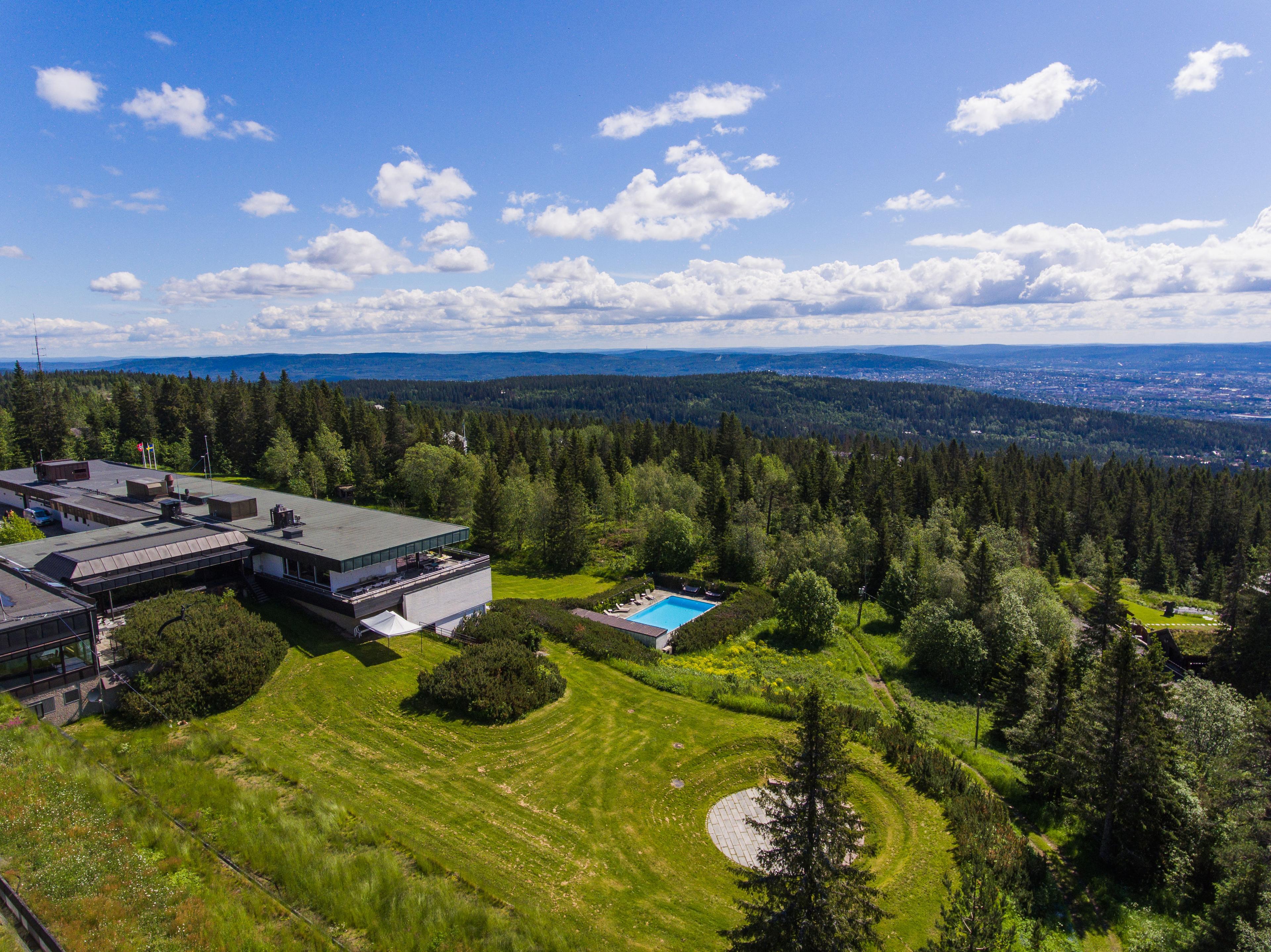 Voksenåsen Hotell sett fra luften.