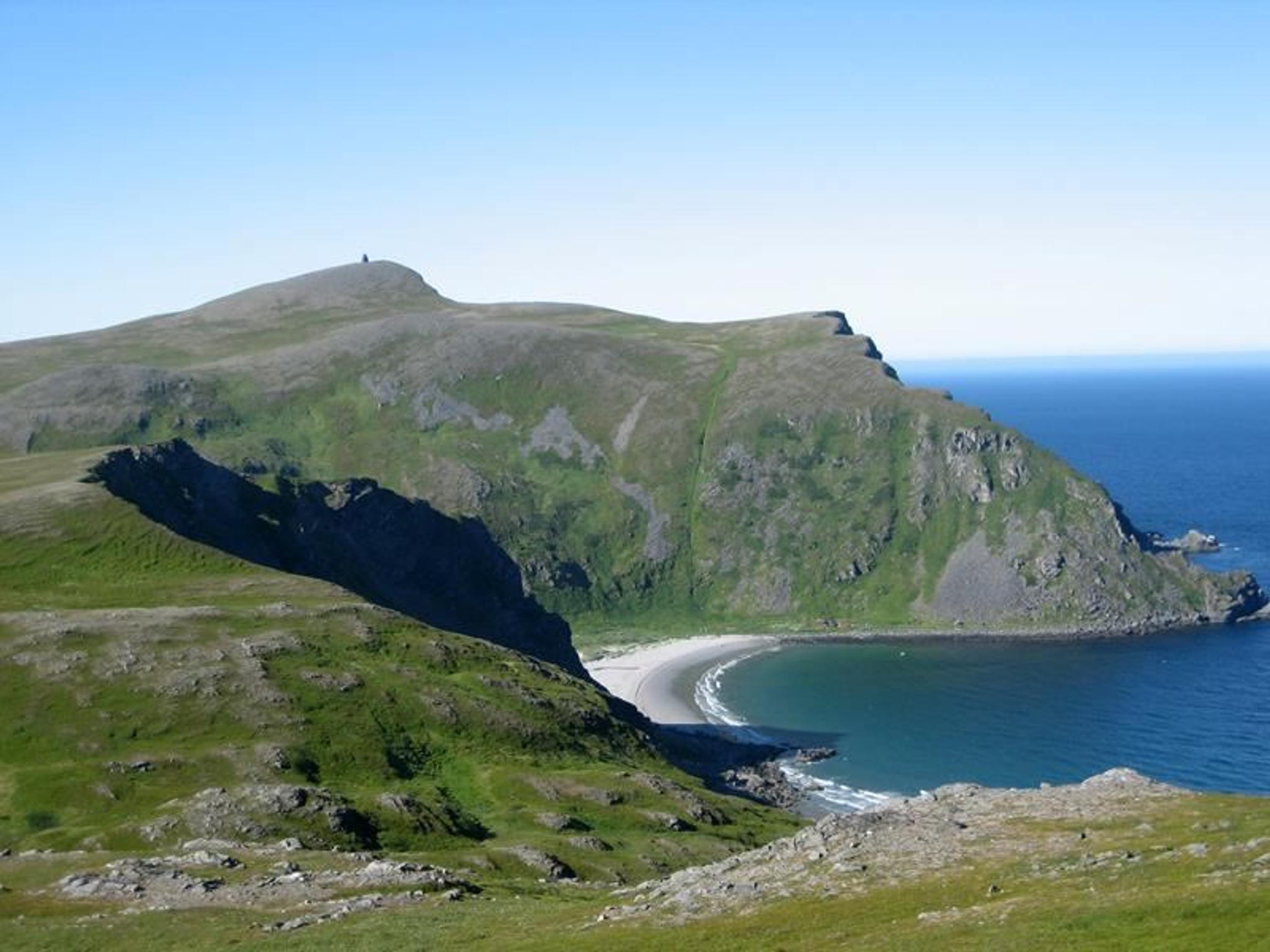 Kjøttvikvarden og Kjøttvika på Sørøya