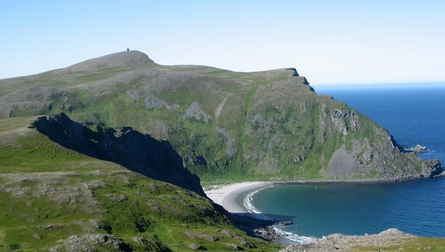 Kjøttvikvarden og Kjøttvika på Sørøya