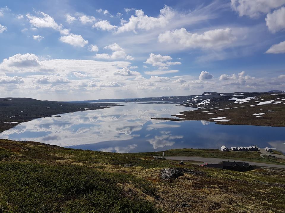 Et oversiktsbilde av Halne Fjellstugu og Halnefjordsjøen.