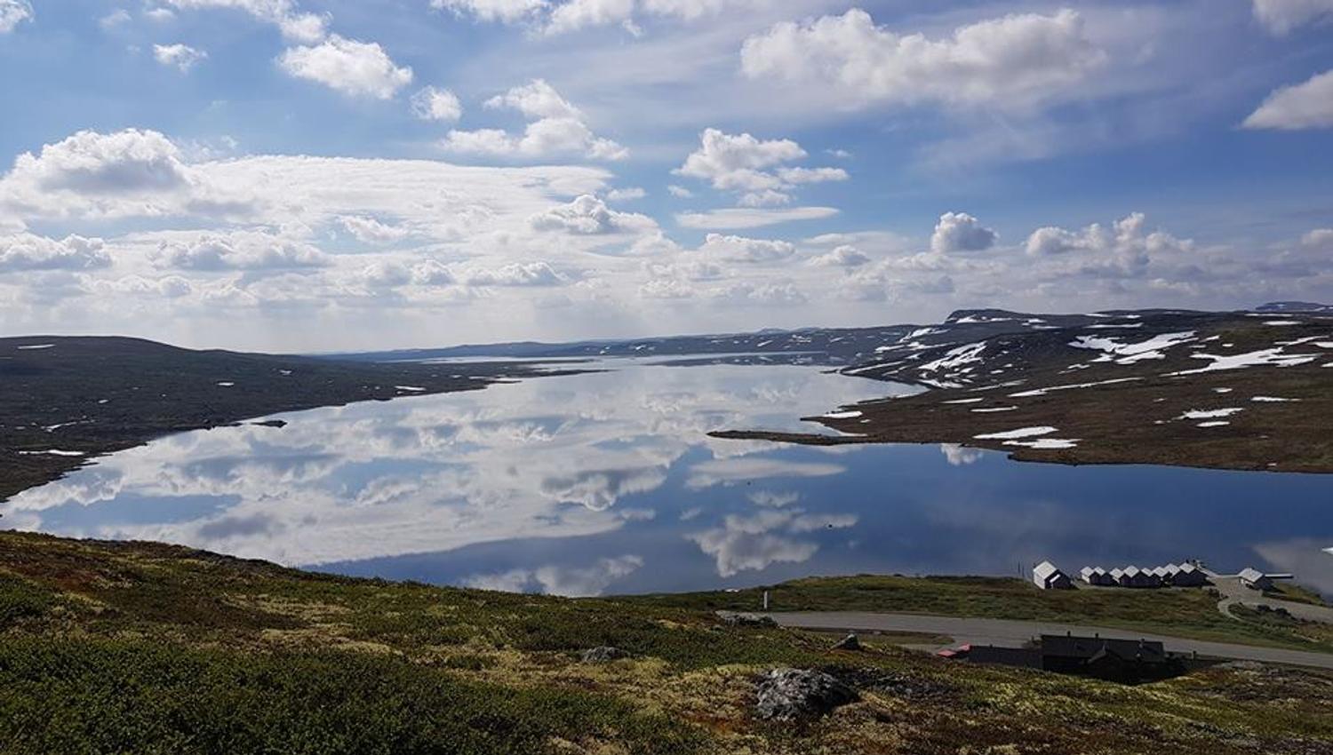 Et oversiktsbilde av Halne Fjellstugu og Halnefjordsjøen.